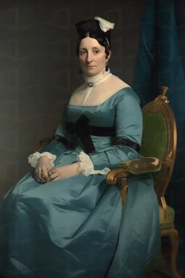 Retrato de mujer con vestido azul y tocado, sentada en una silla decorativa. | CUADROS DE ATREZZO PARA CINE Y PUBLICIDAD