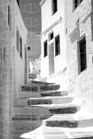 Escalera en un callejón con casas blancas y ventanas oscuras. | CUADROS DE ATREZZO PARA CINE Y PUBLICIDAD