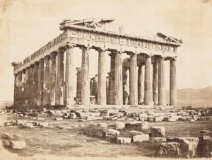 Fotografía de un templo griego con columnas y ruinas en el entorno. | CUADROS DE ATREZZO PARA CINE Y PUBLICIDAD