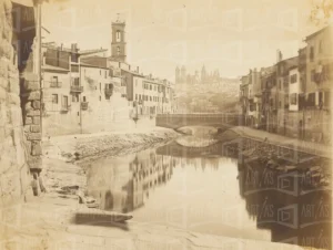 Fotografía de un río rodeado de edificios antiguos y un puente. | CUADROS DE ATREZZO PARA CINE Y PUBLICIDAD