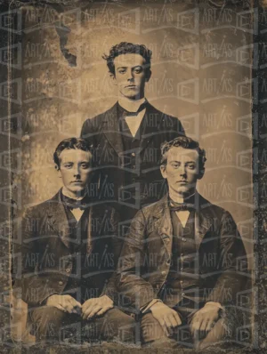 Retrato de tres hombres en vestimenta formal, posando en un estudio. | CUADROS DE ATREZZO PARA CINE Y PUBLICIDAD