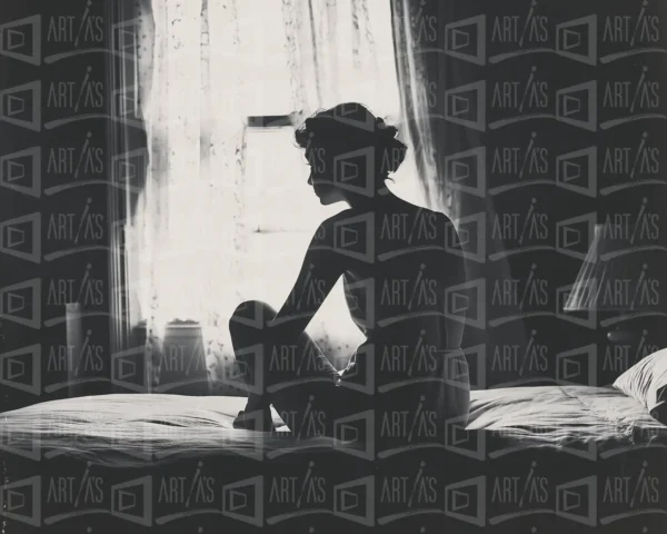 Silhouette de una mujer sentada en una cama, con luz natural entrando por la ventana. | CUADROS DE ATREZZO PARA CINE Y PUBLICIDAD