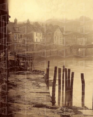 Fotografía de un muelle con casas antiguas y postes de madera en un ambiente brumoso. | CUADROS DE ATREZZO PARA CINE Y PUBLICIDAD