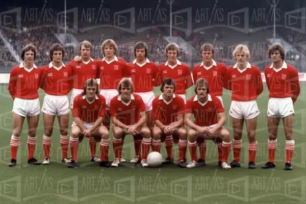 Equipo de fútbol posando en uniforme rojo en un campo. | CUADROS DE ATREZZO PARA CINE Y PUBLICIDAD