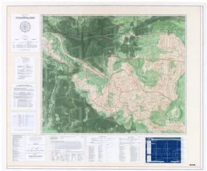 Mapa topográfico detallado de una región montañosa con caminos y vegetación. | CUADROS DE ATREZZO PARA CINE Y PUBLICIDAD