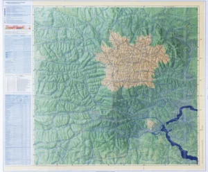 Mapa topográfico de una región montañosa con ríos y carreteras. | CUADROS DE ATREZZO PARA CINE Y PUBLICIDAD